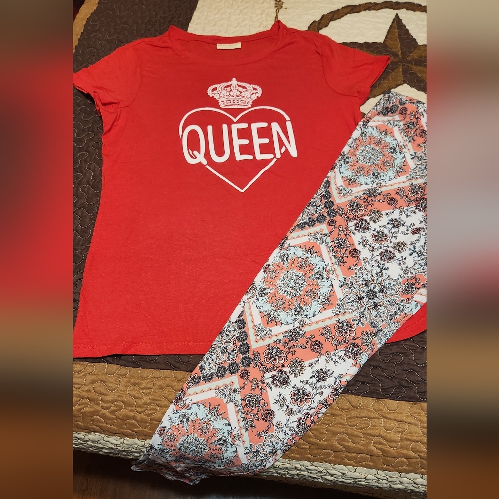 New Ladies "Queen" Red Tshirt with leggings. Sz Large